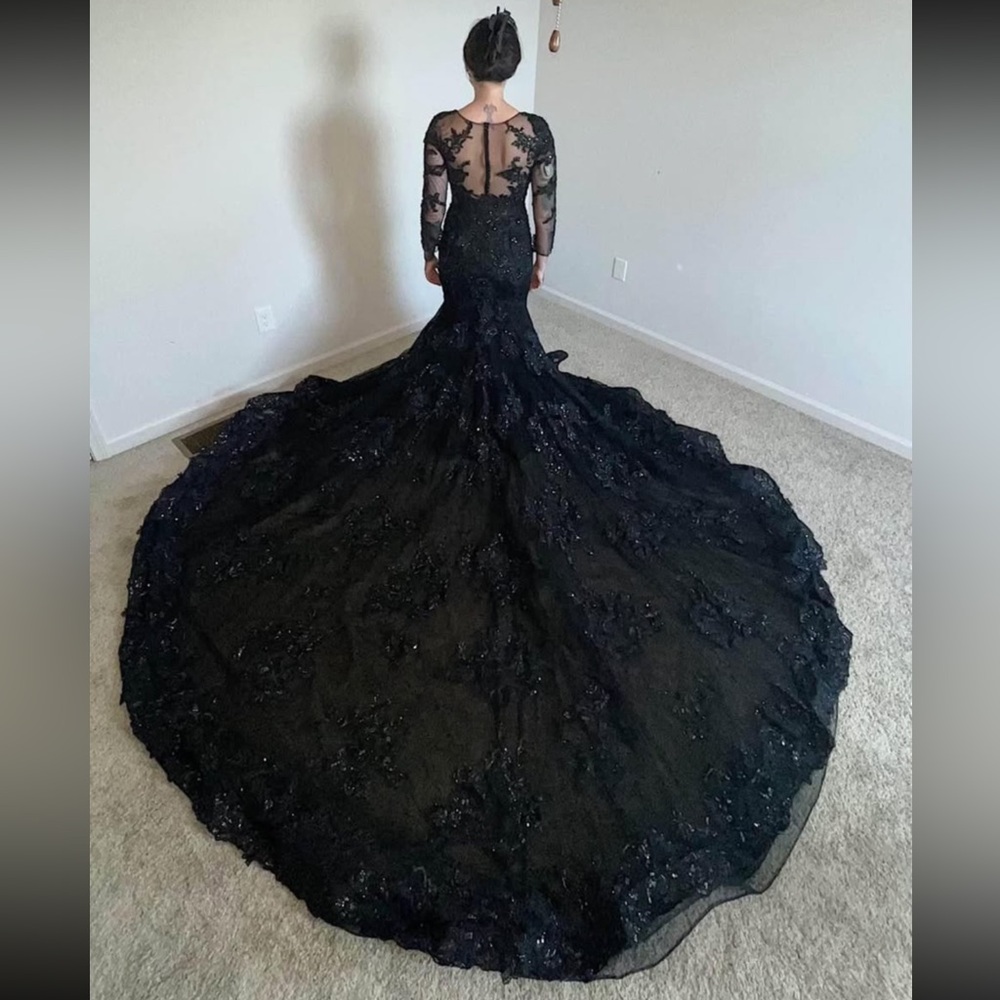 Elegant Black Lace Evening Gown